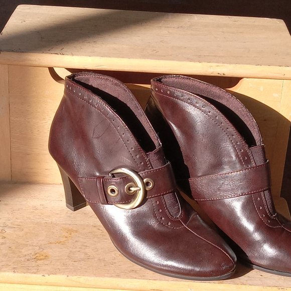 Brown vegan leather ankle booty with rubber soles - Picture 2 of 6